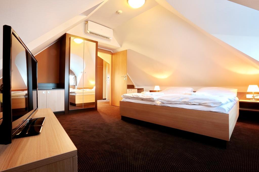Hotel Zamek Berchtold Strancice Exterior photo