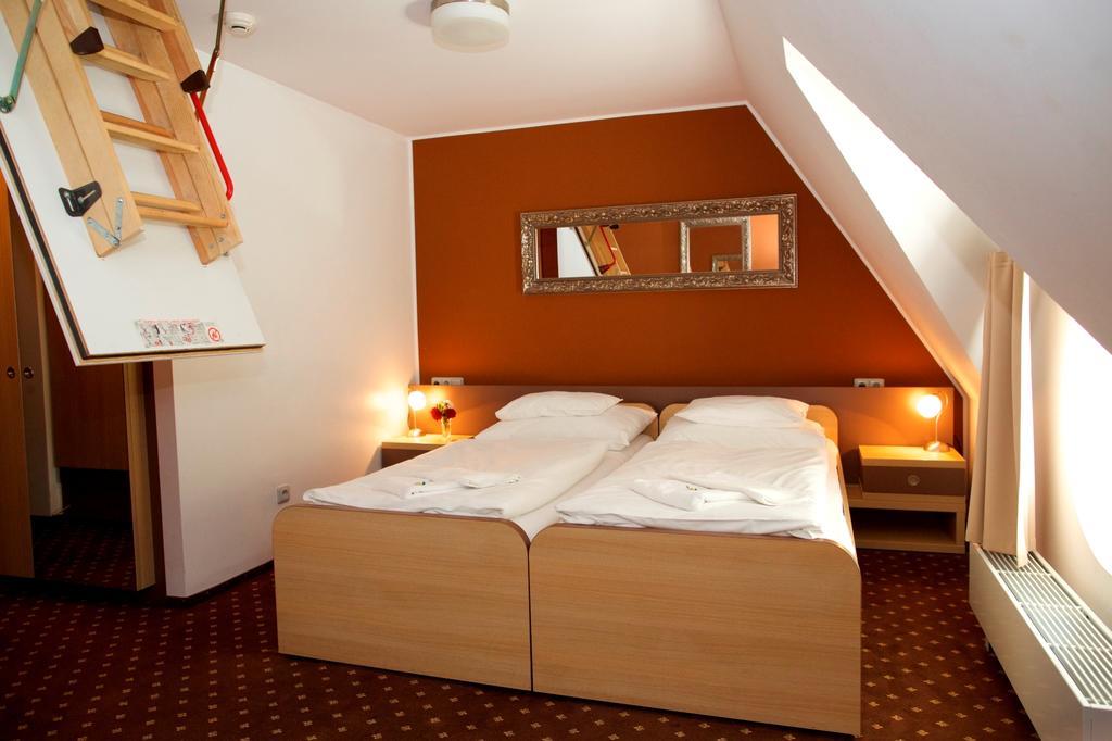 Hotel Zamek Berchtold Strancice Exterior photo
