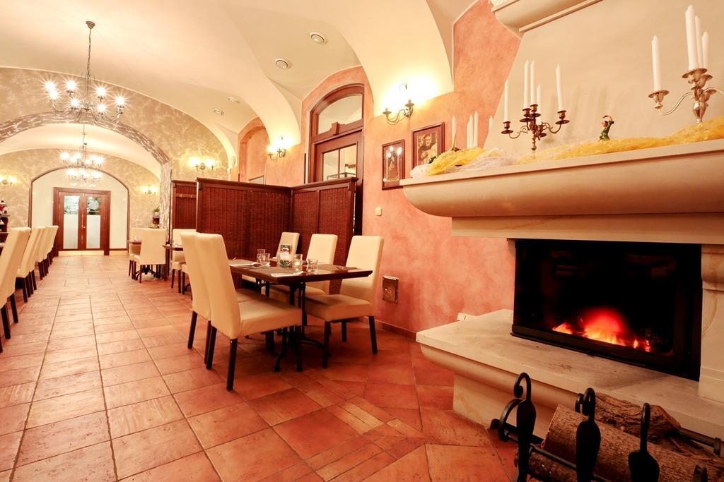 Hotel Zamek Berchtold Strancice Exterior photo