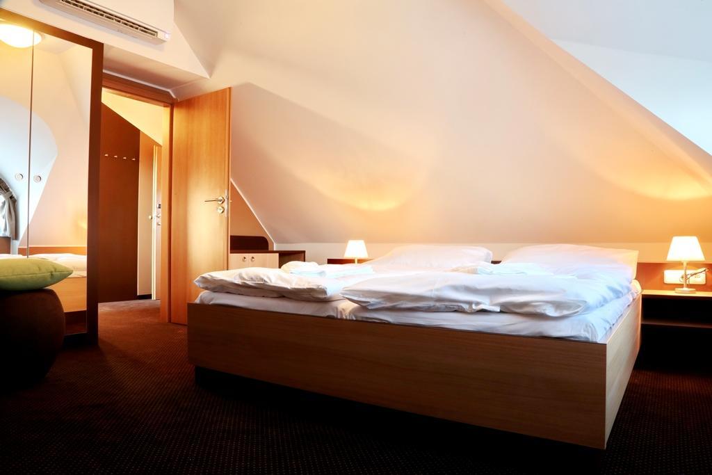 Hotel Zamek Berchtold Strancice Exterior photo